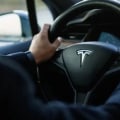 Araba Tamirleri İçin Temel Güvenlik Ekipmanları: Ford ve Tesla Sahipleri İçin Olması Gereken Bir Kılavuz
